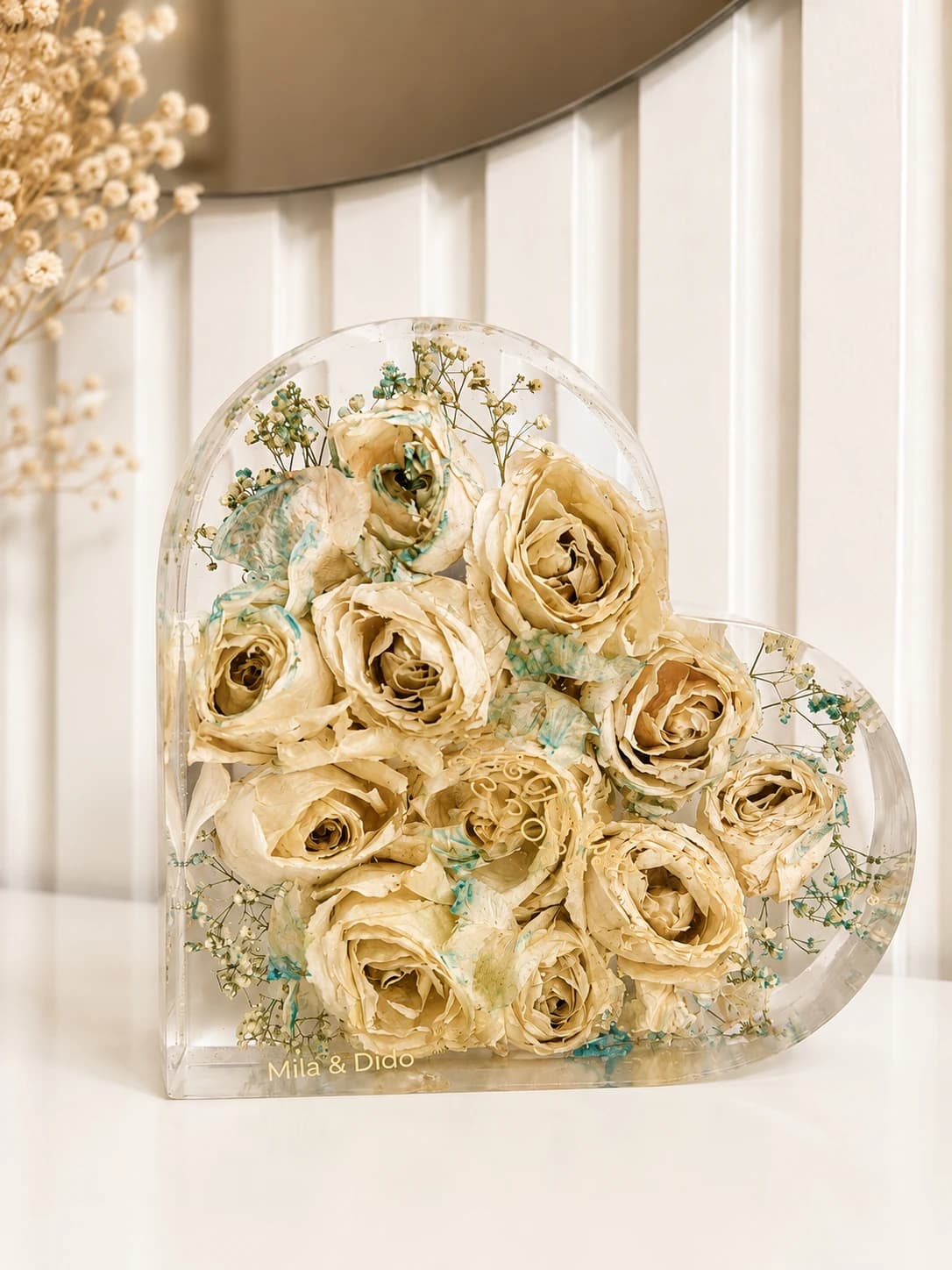 Peça em resina em formato de coração com flores preservadas
