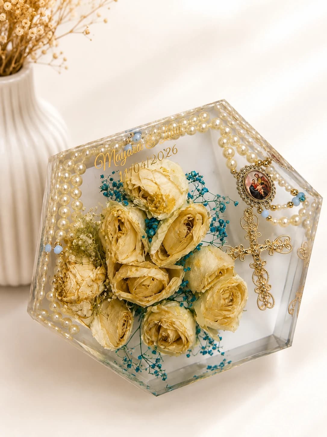 Peça em resina hexagonal com flores preservadas e terço