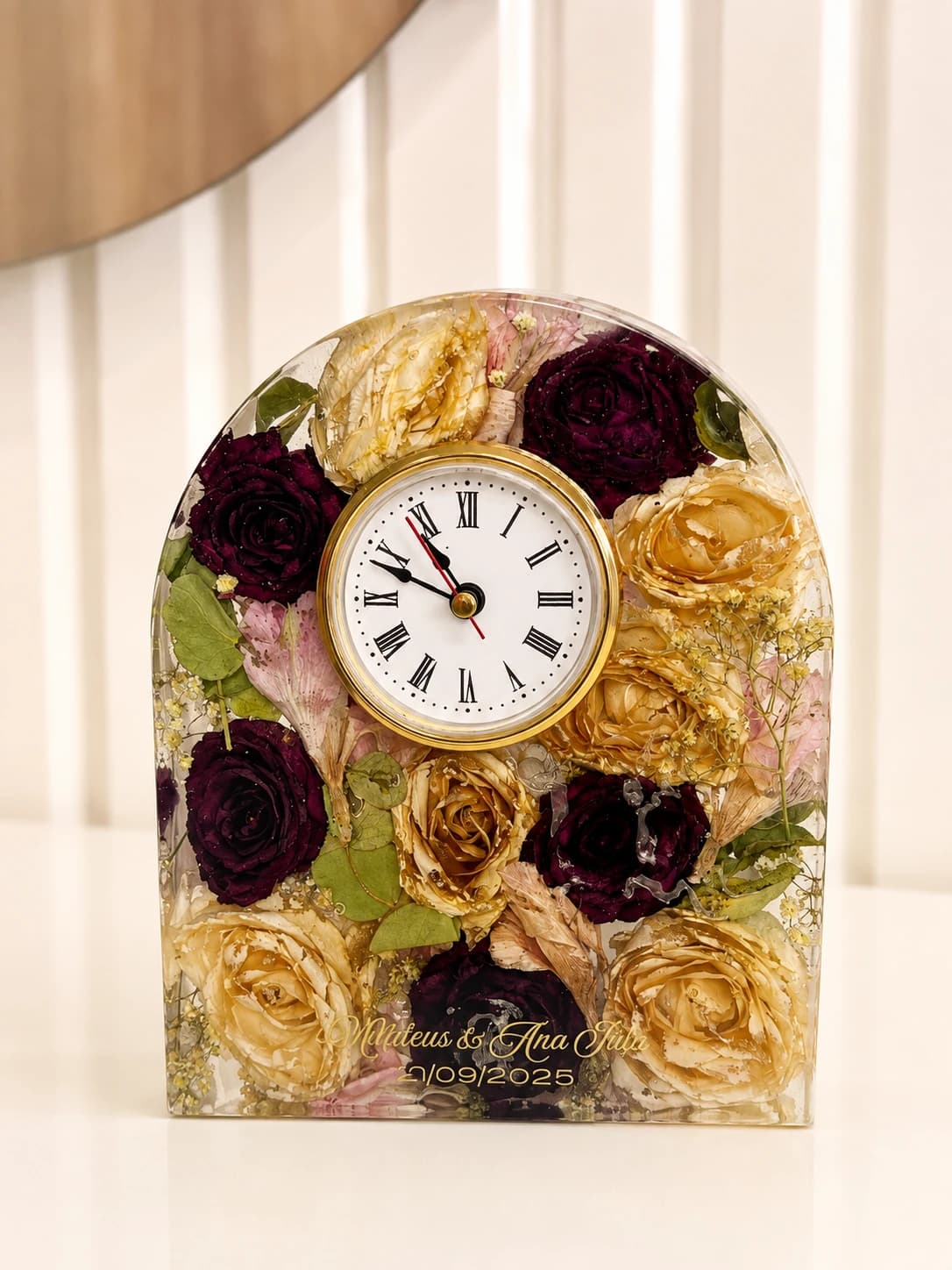 Relógio floral em resina com flores preservadas